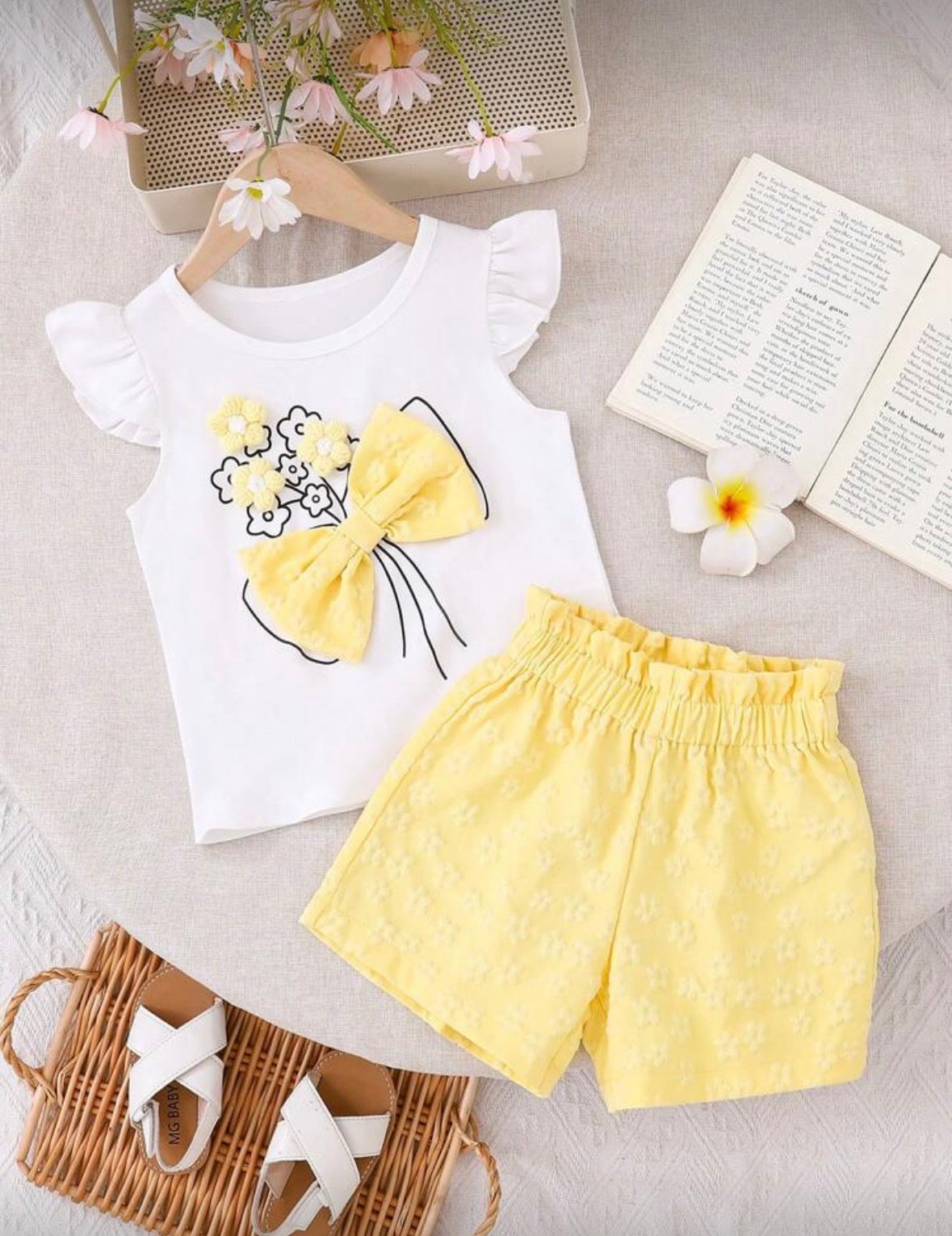 Conjunto short amarillo con blusa blanca detalle de moño y flores en 3D
