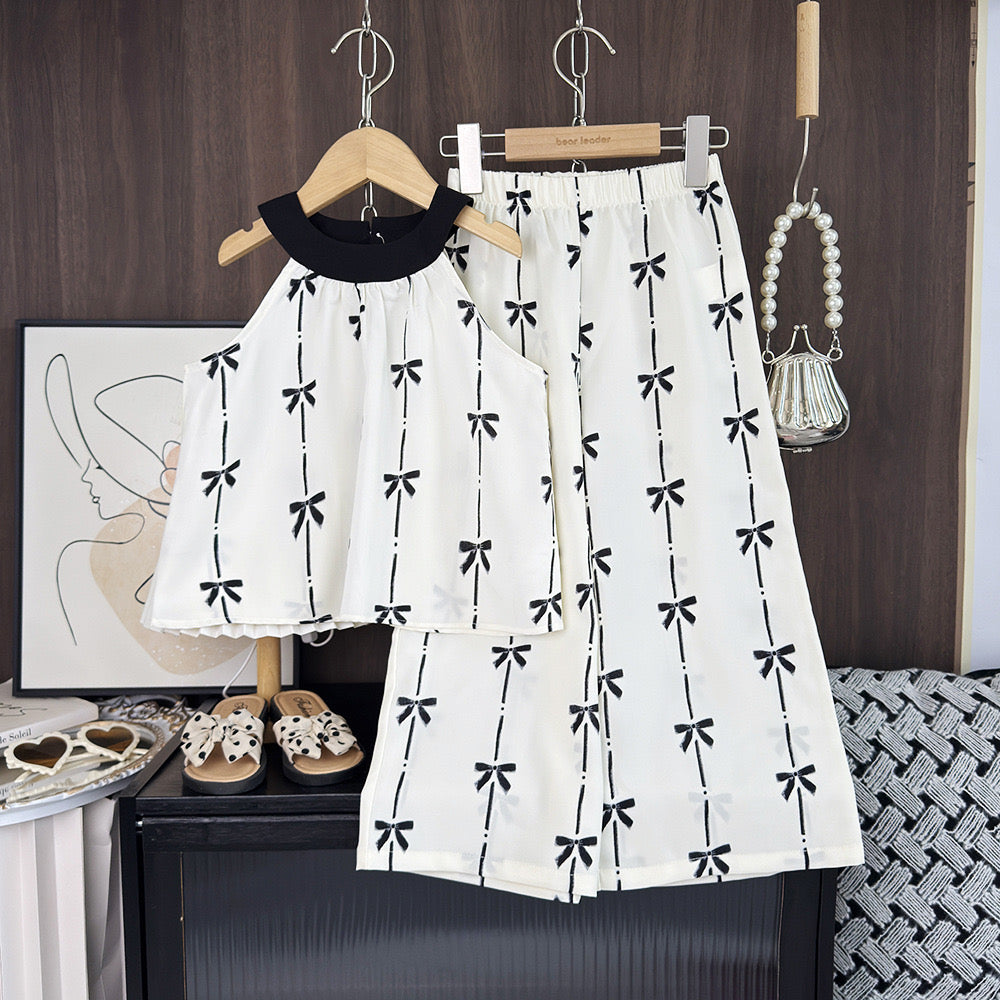 Conjunto palazo con blusa en tono blanco con moños negros