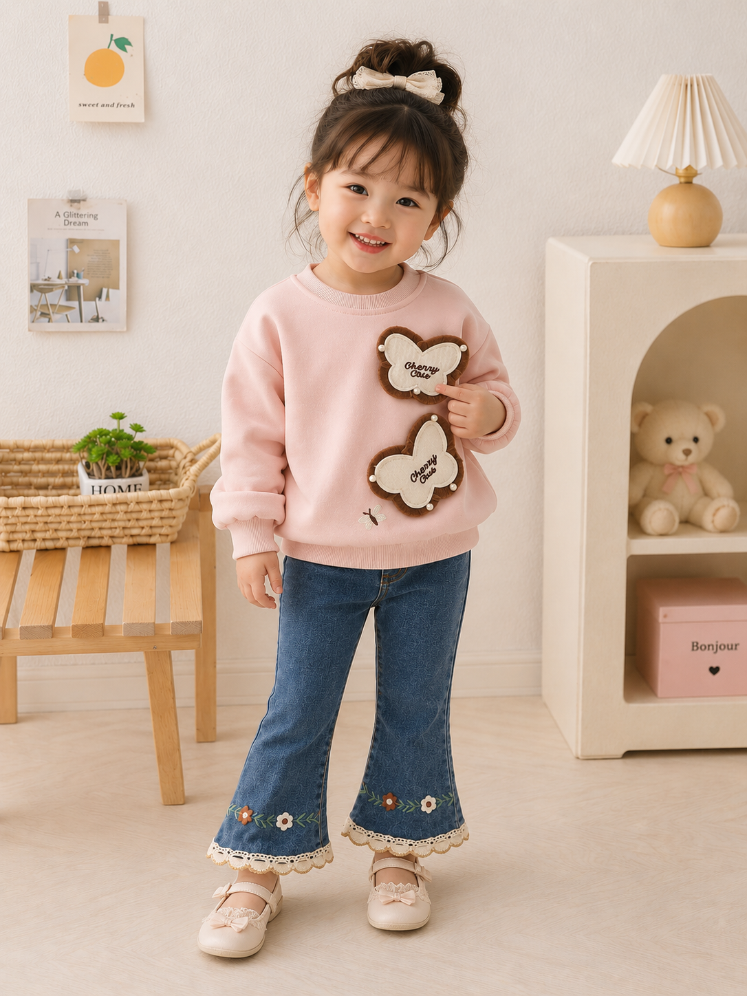 Conjunto pantalón de jeans tipo Oxford con abrigo rosa detalle de mariposas