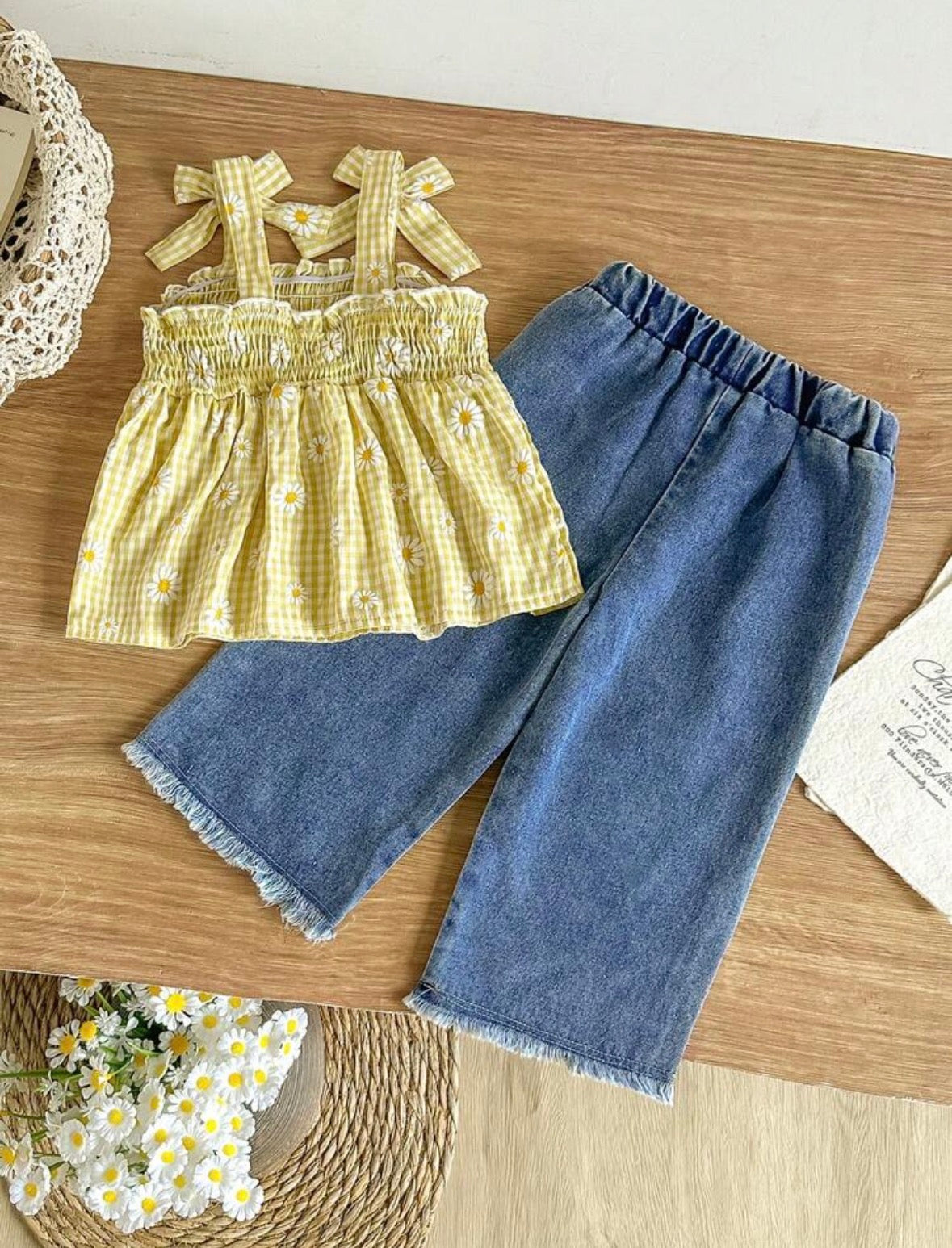 Conjunto pantalón de Jeans con blusa amarilla a cuadros