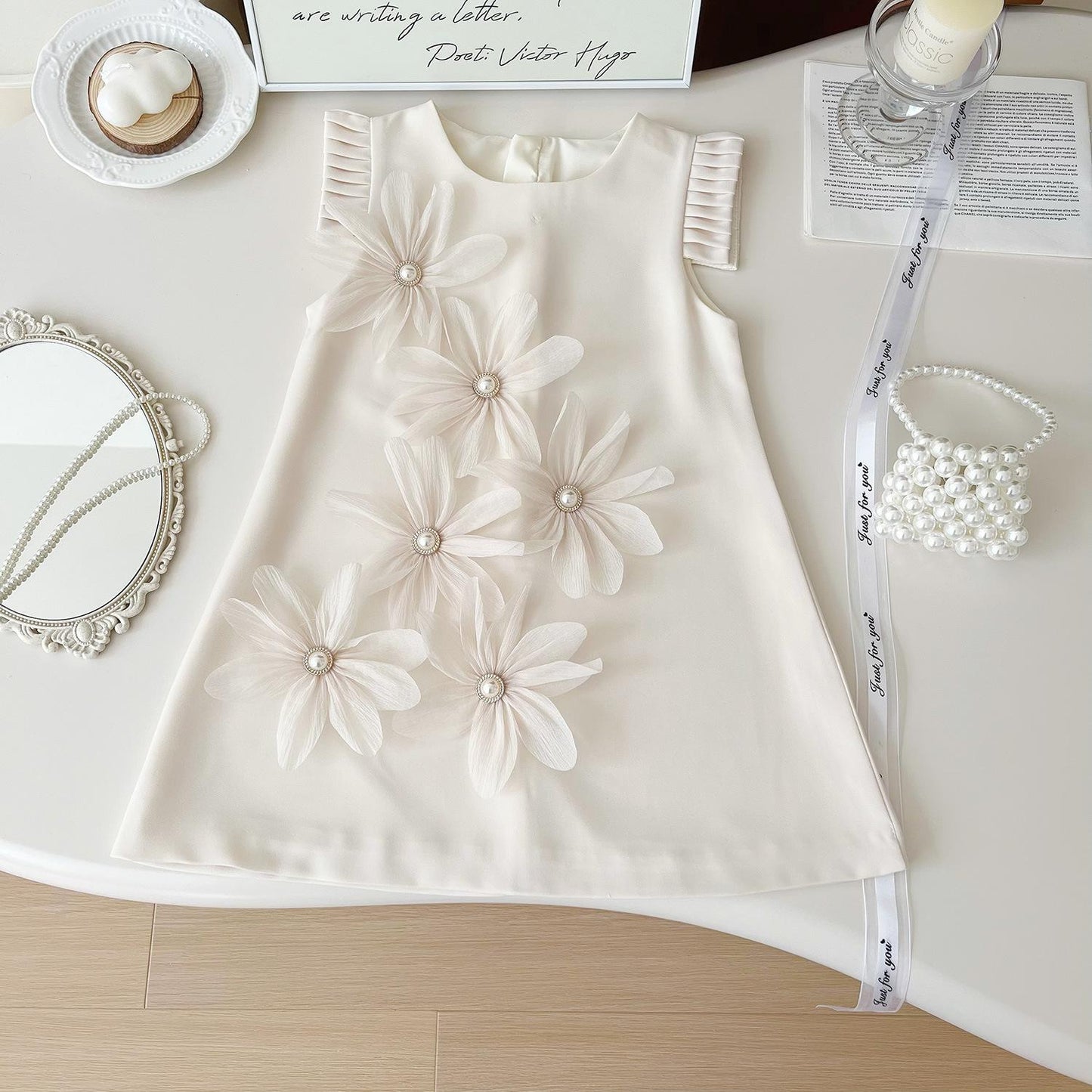 Vestido beige con flores en 3D detalles de pliegues en la manga