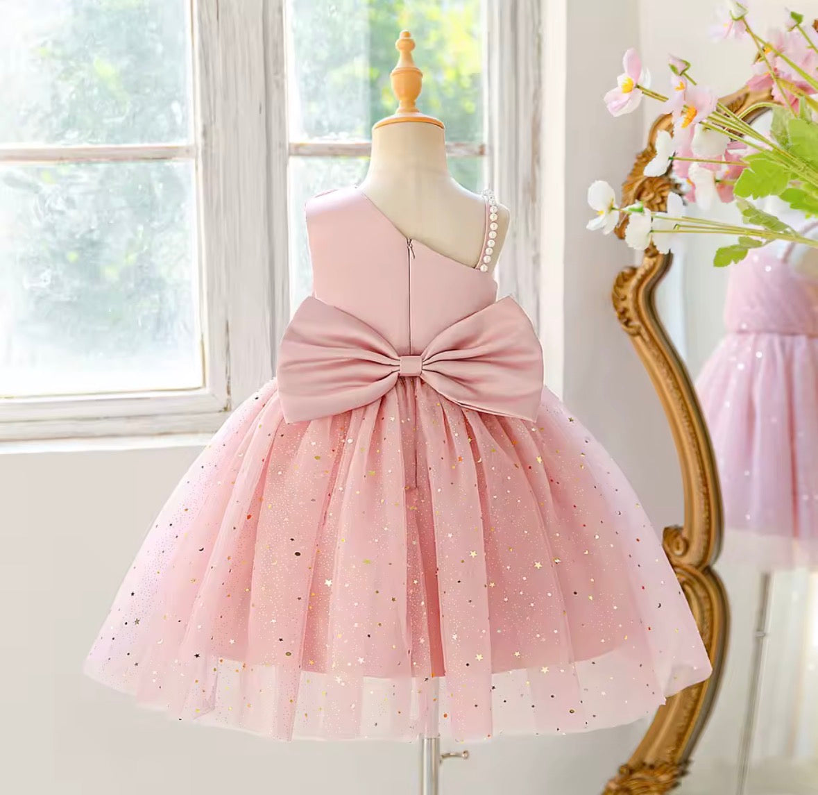 Vestido elegante color rosa vieja detalles de brillo en dorado con estrellas y perlas en un hombro