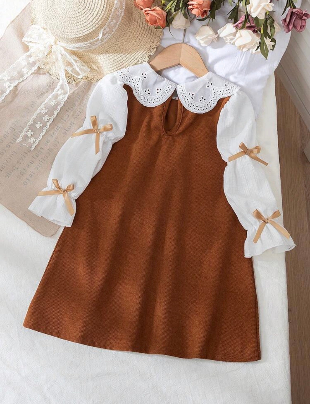 Vestido marrón mangas largas con detalles de moños en la manga y botones en el pecho