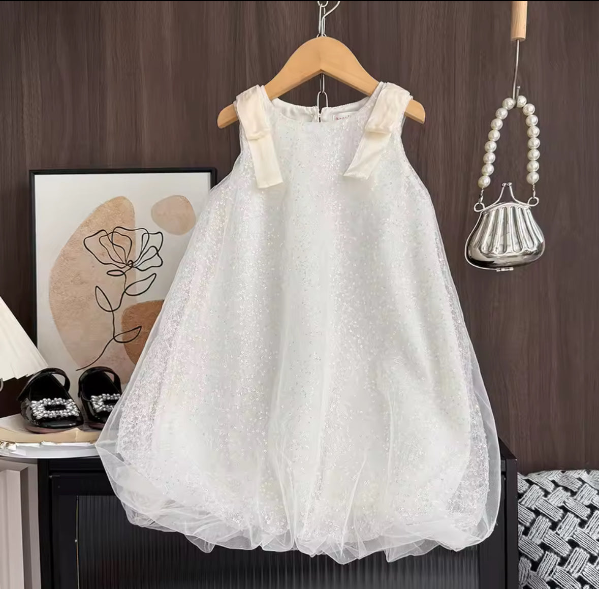 Vestido blanco con lentejuelas estilo globo