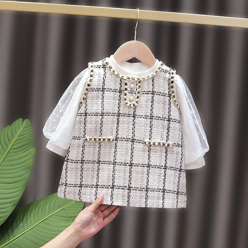 Conjunto vestido a cuadros negro con detalles en dorado y mangas largas blanco