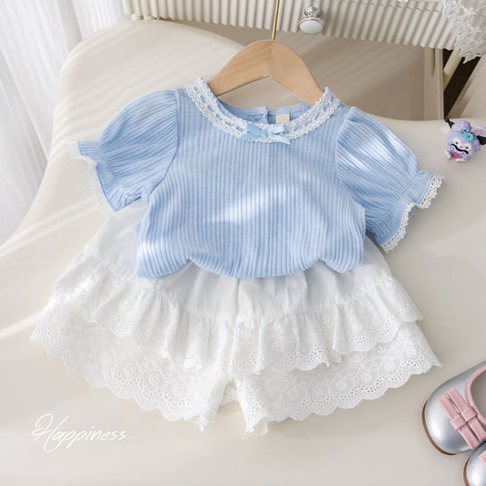 Conjunto short blanco con remera celeste