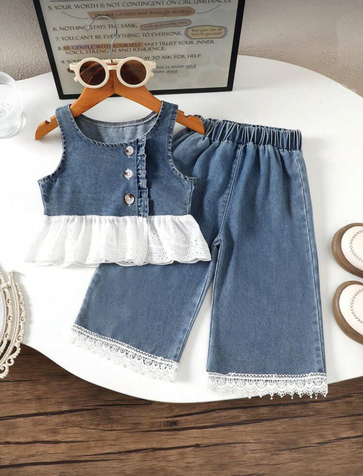 Conjunto pantalón bocín blusa de jeans , detalles de broderie para bebés de 1a3 años