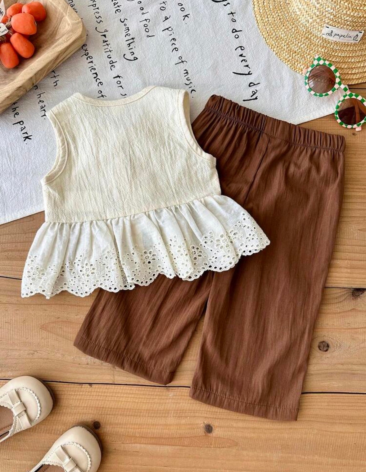 Conjunto pantalón marrón con blusa beige  sin manga detalle de moños