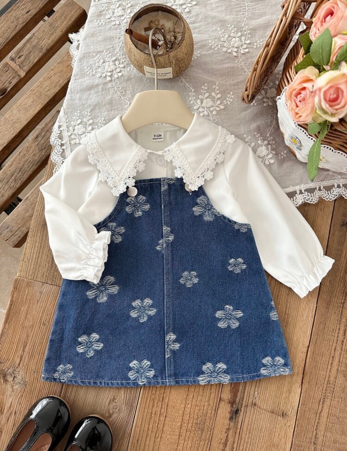 Conjunto jardinera de jeans azul con camisa blanca detalle de flores