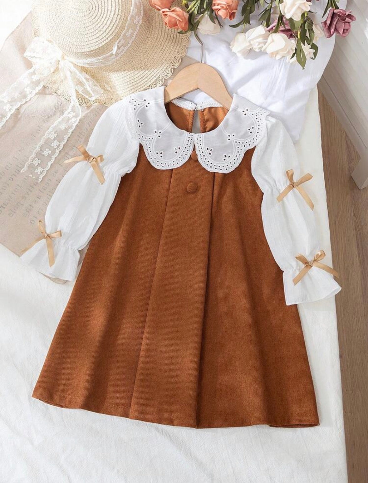 Vestido marrón mangas largas con detalles de moños en la manga y botones en el pecho