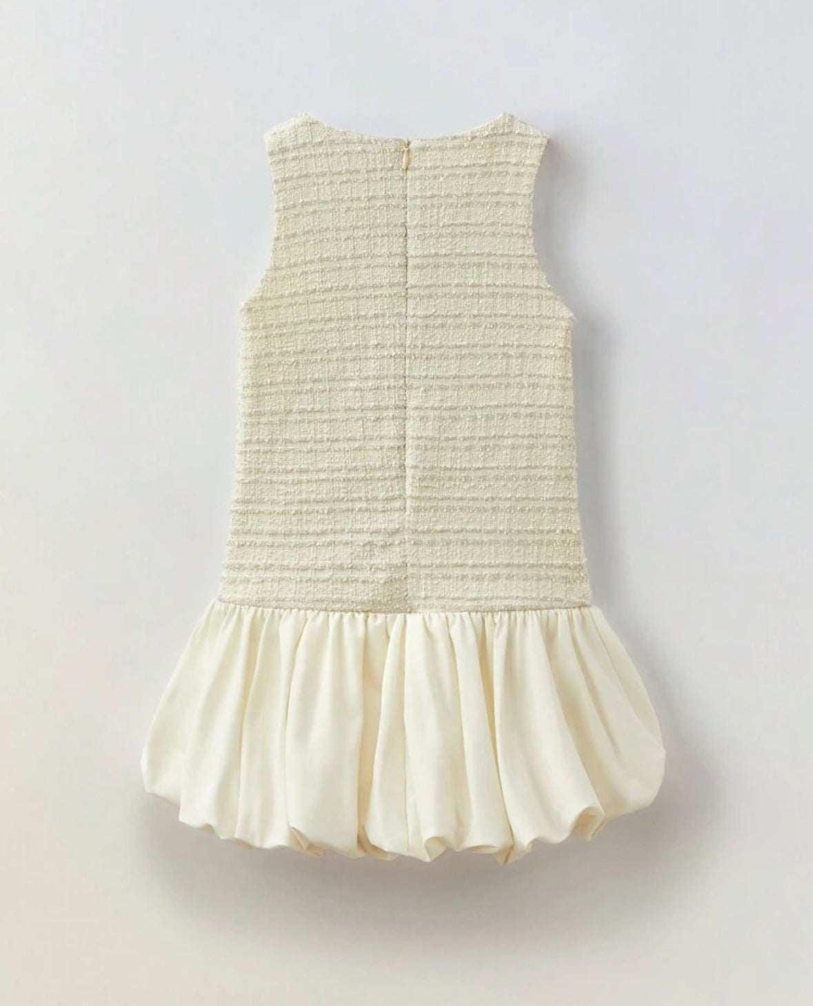 Vestido casual beige con falda estilo globo y detalle de bolsillo falso