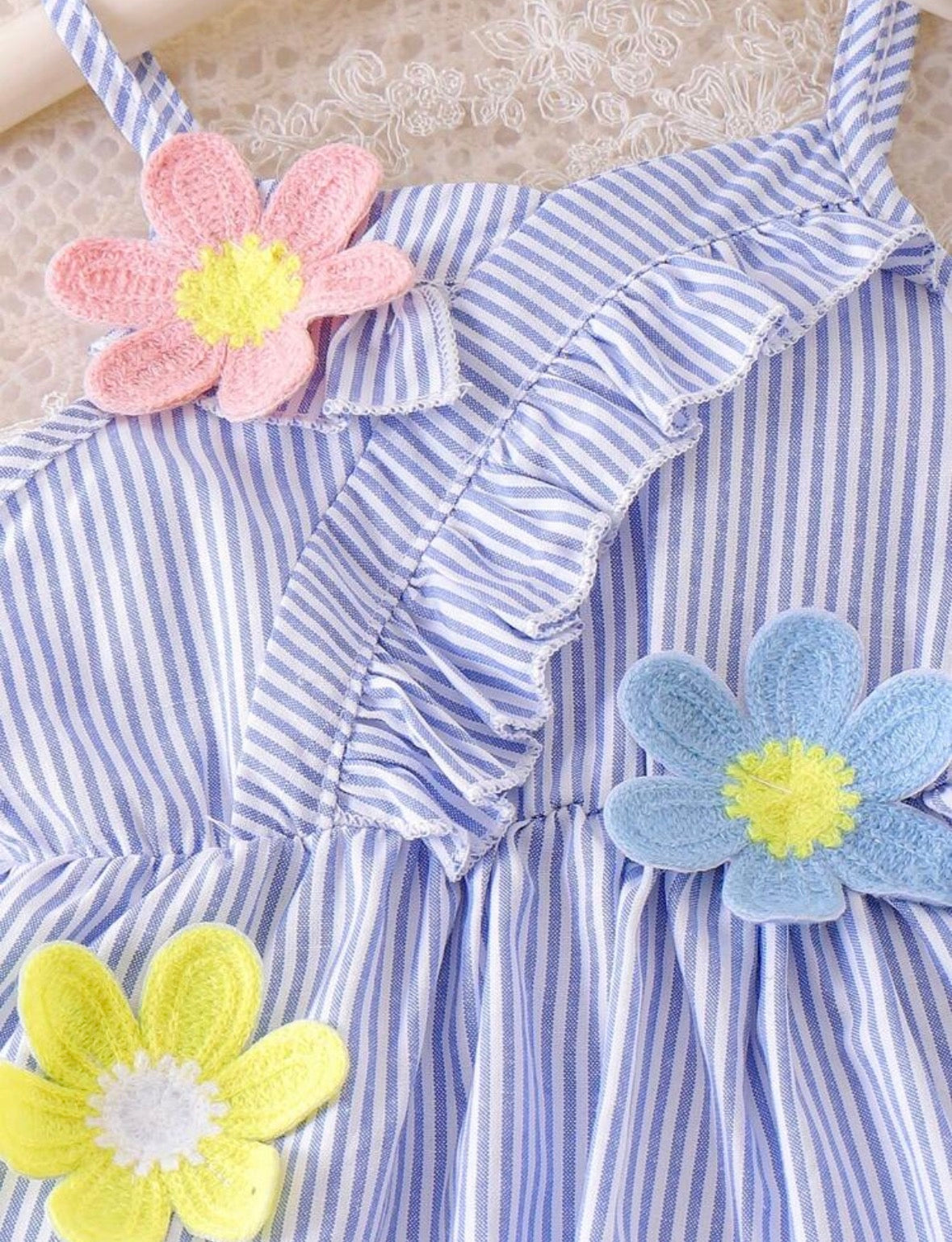 Conjunto short pollera de jeans con blusa a rayas detalles de flores en 3D