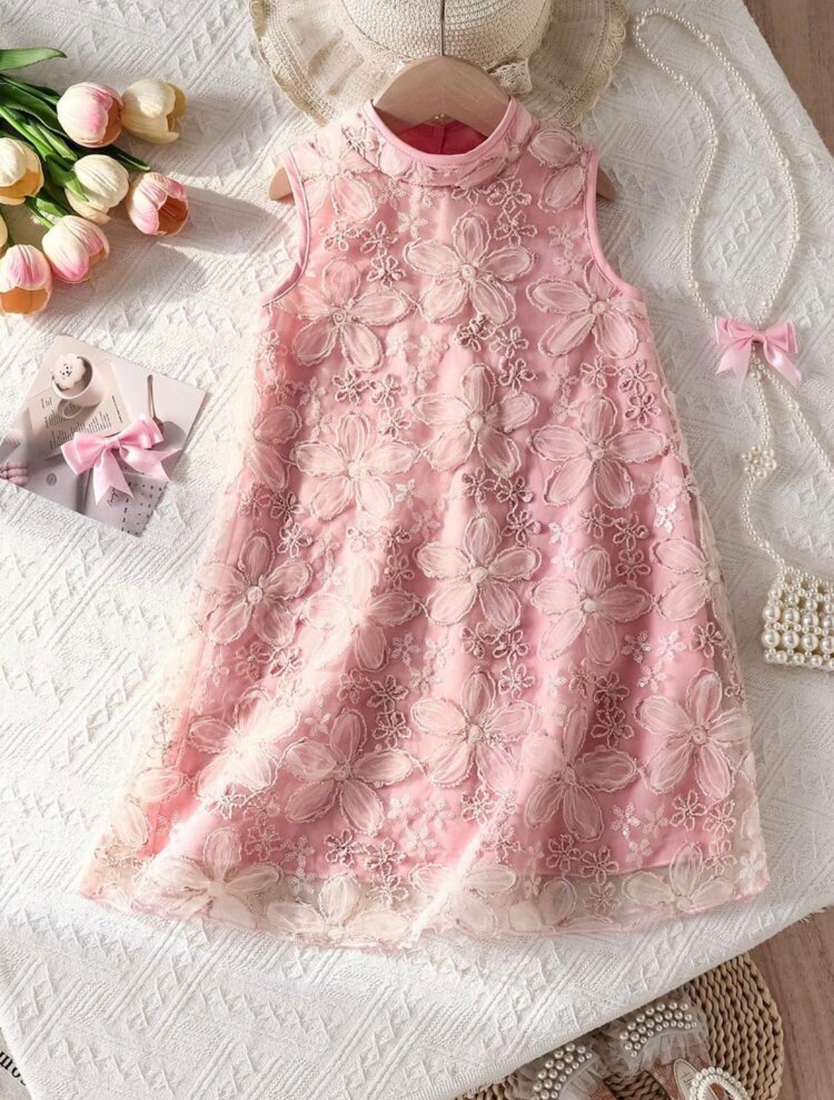 Vestido casual rosa con detalle de bordado con hilo y lentejuela dorado