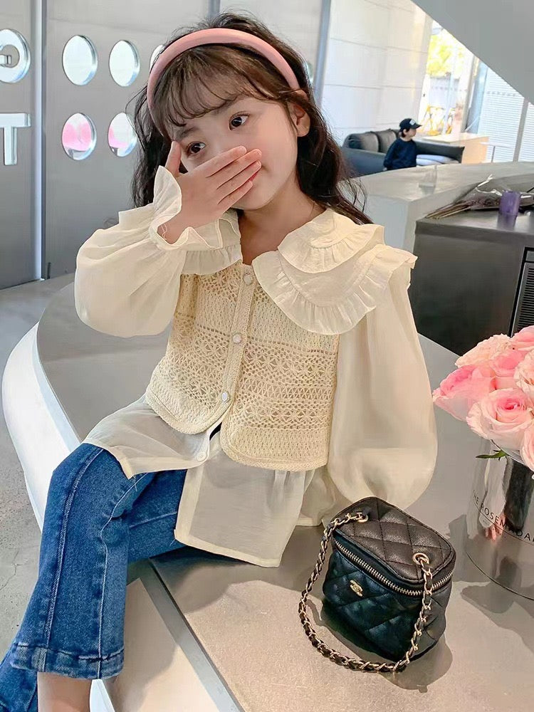 Conjunto pantalón de jeans con blusa mangas largas que simula tener un chaleco encima en tono beige