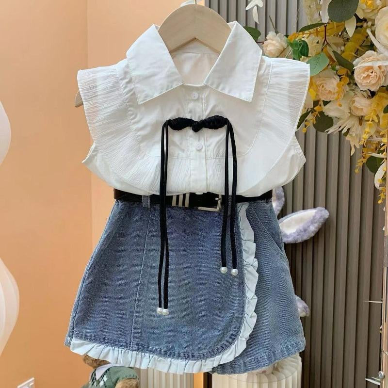 Conjunto short pollera de jeans con blusa blanca con detalle de moño negro ( no incluye cinto)