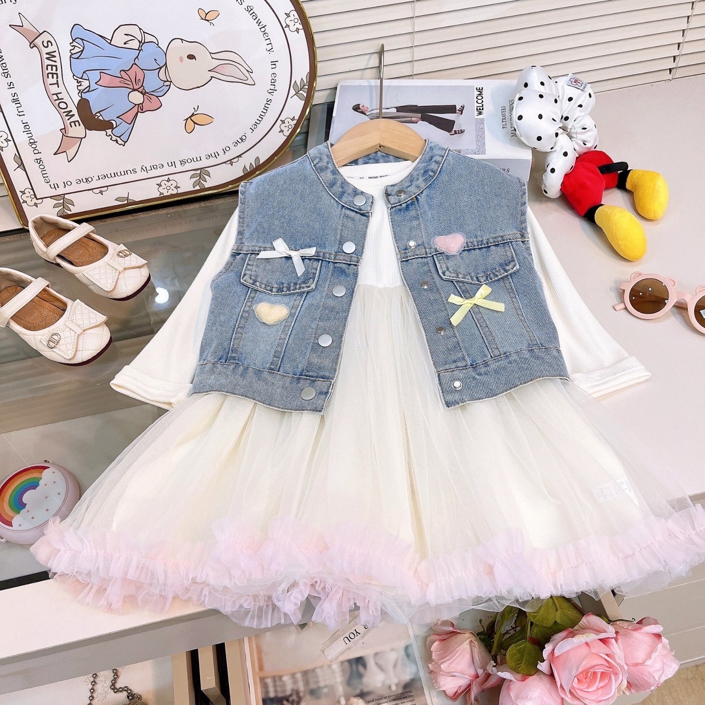Conjunto de vestido mangas largas con chaleco de jeans detalles de corazones y moños