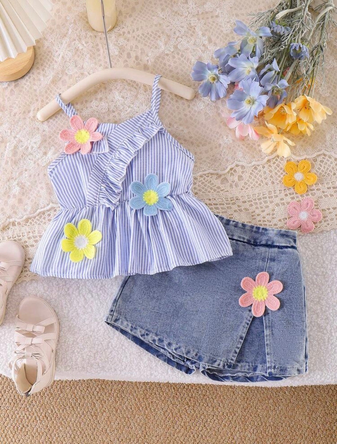 Conjunto short pollera de jeans con blusa a rayas detalles de flores en 3D