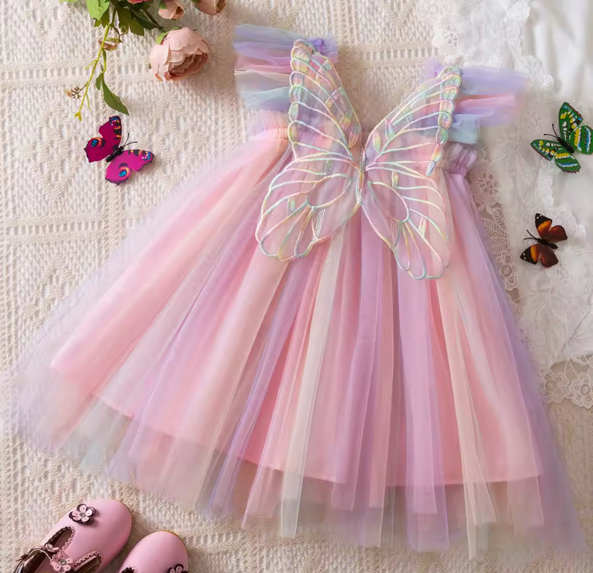 Vestido casual colorido con detalle de mariposa en la espalda