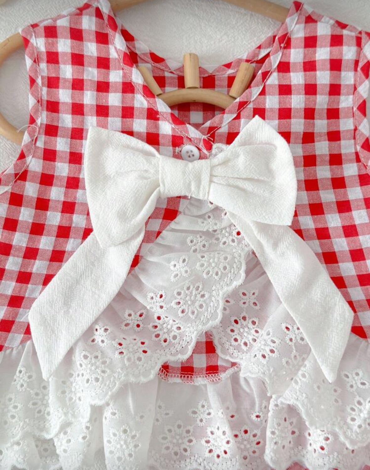 Conjunto rojo a cuadrille pantalón más blusa con detalles de broderie