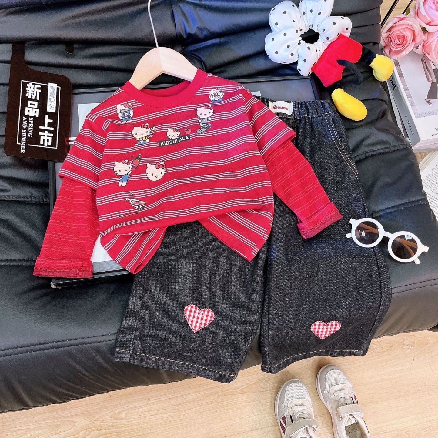 Conjunto pantalones de Jeans oscuro y mangas largas roja detalles de hello Kitty