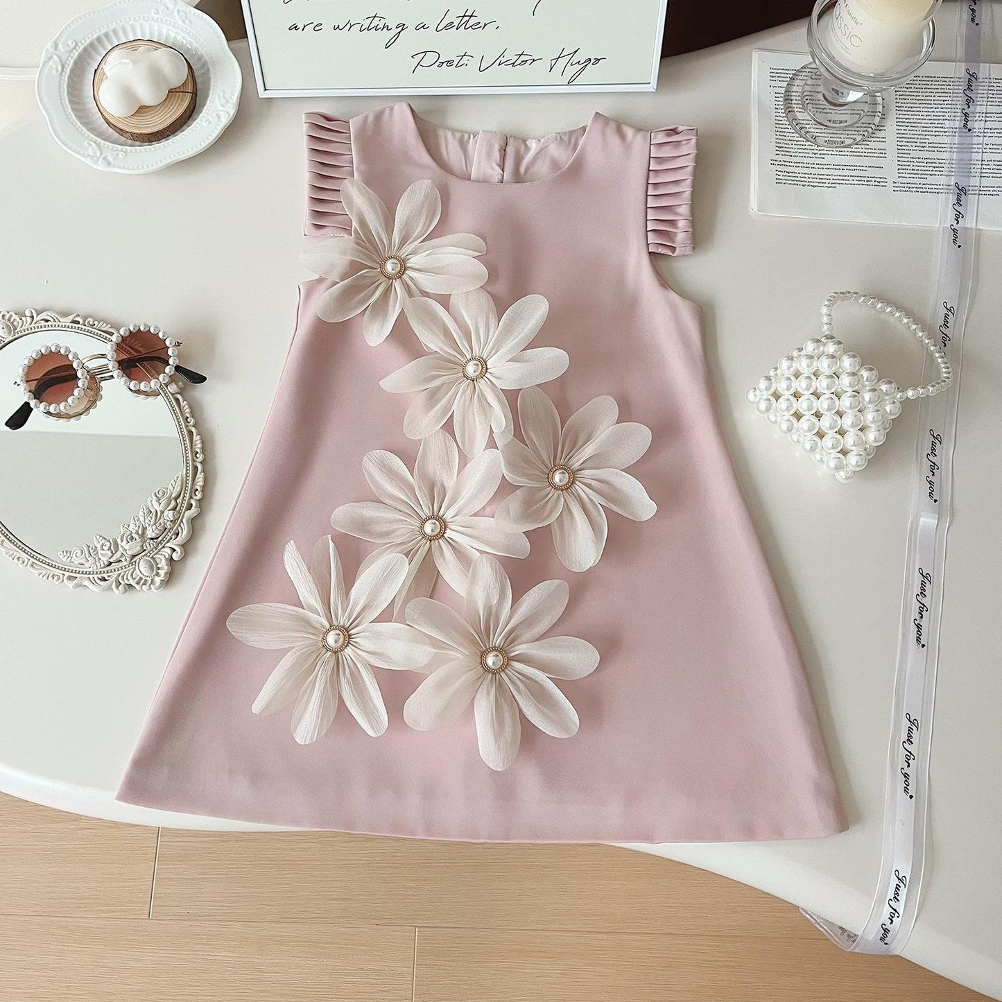 Vestido rosa con flores en 3D detalles de pliegues en la manga