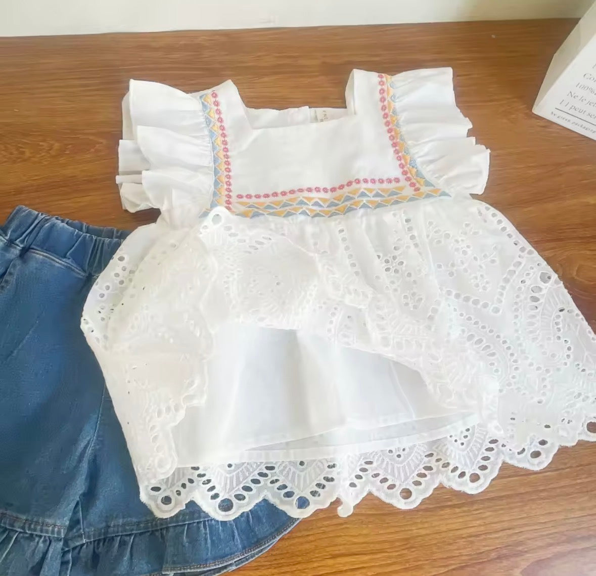 Conjunto short de jeans con blusa blanca detalles de bordados
