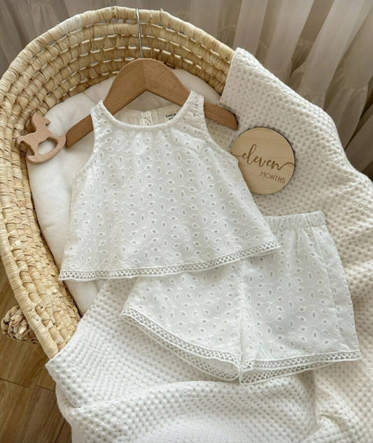 Conjunto blanco short más blusa de broderie