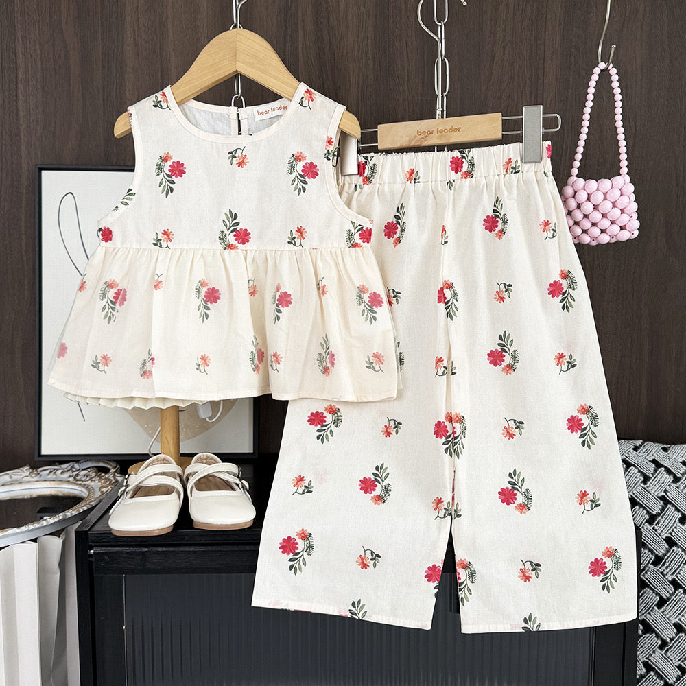 Conjunto de pantalones tipo palazo con blusa detalle de estampado floral en rojo con un toque de tul en la blusa