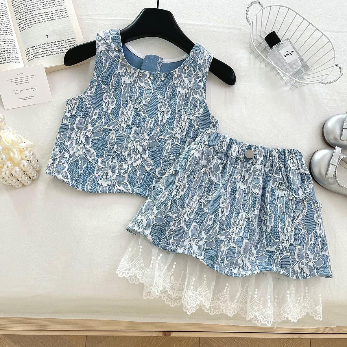 Conjunto de pollera y blusa celeste oscuro con detalle de encajes y brillo