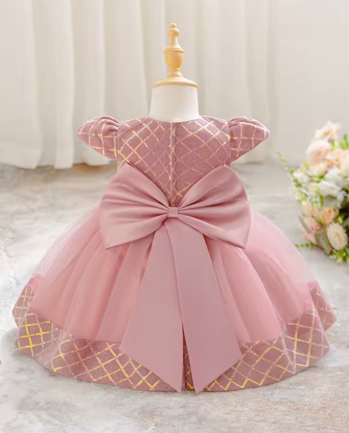 Vestido elegante color rosa vieja detalles de lentejuelas y moño grande en la espalda
