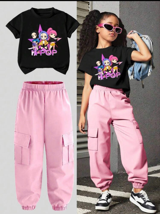 Conjunto de jogger rosa con remera negra  detalle temático de K pop