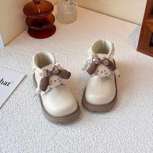 Bota beige estilo borcego detalle de perrito y cordones