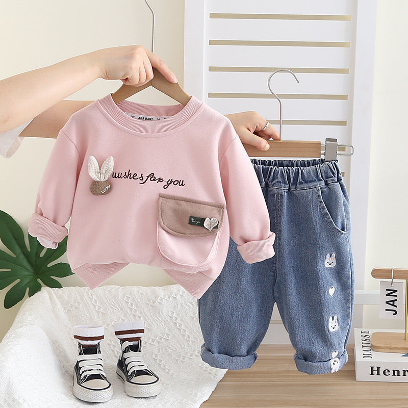 Conjunto pantalón de jeans con abrigo mangas largas , detalles de corazones y conejitos