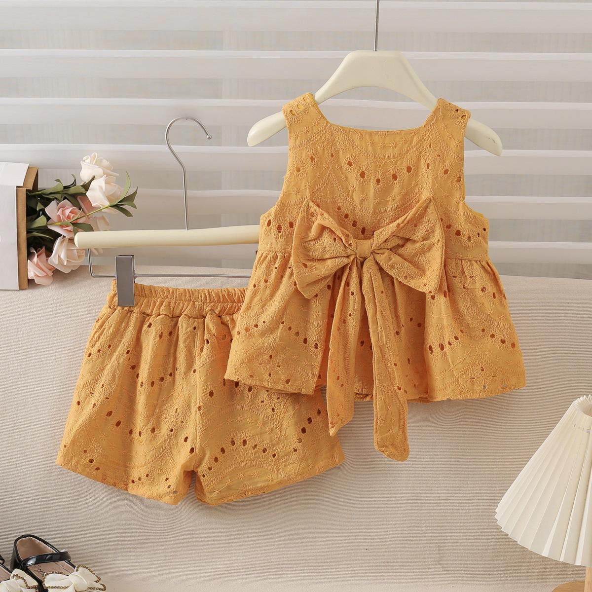 Conjunto de short con blusa color mostaza con detalle de moño en frente