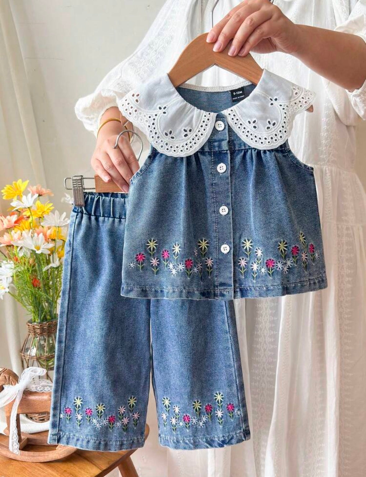 Conjunto pantalón con blusa de jenas detalle de flores bordados y cuello estilo vintage