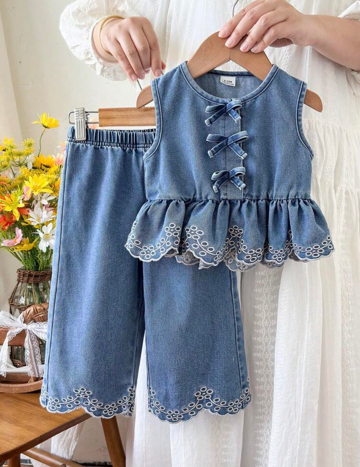 Conjunto de jeans pantalón con blusa detalle de moños y bordado en hilo