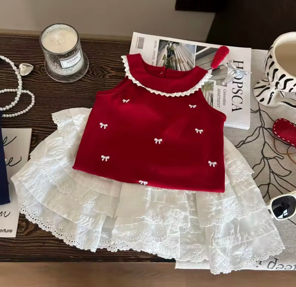 Conjunto pollera blanca con blusa roja detalles de moños y forro de short en la falda