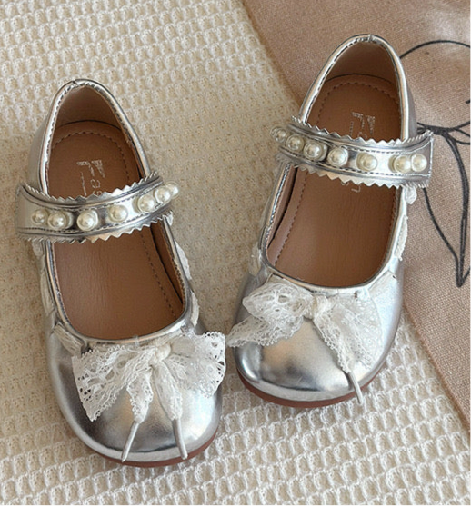 Zapato plateado detalles de moño y perlas