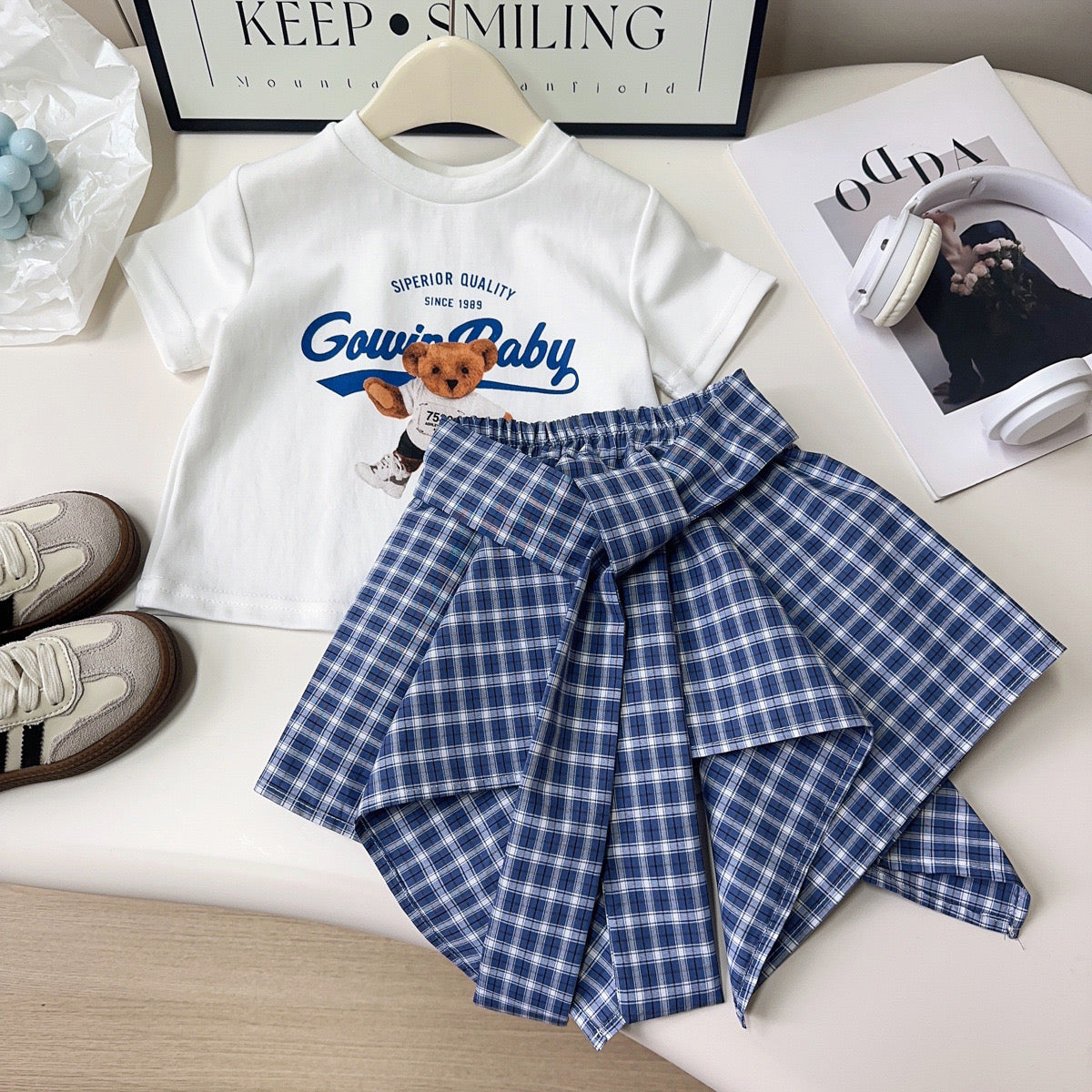 Conjunto pollera corte irregular a cuadros azul con blanco ( forro short) y remera blanca con detalles de oso