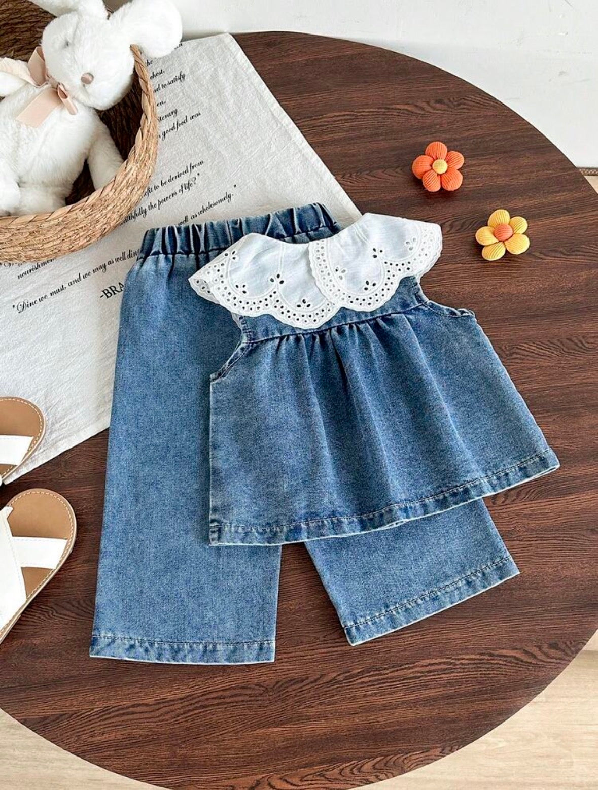 Conjunto pantalón con blusa de jenas detalle de flores bordados y cuello estilo vintage
