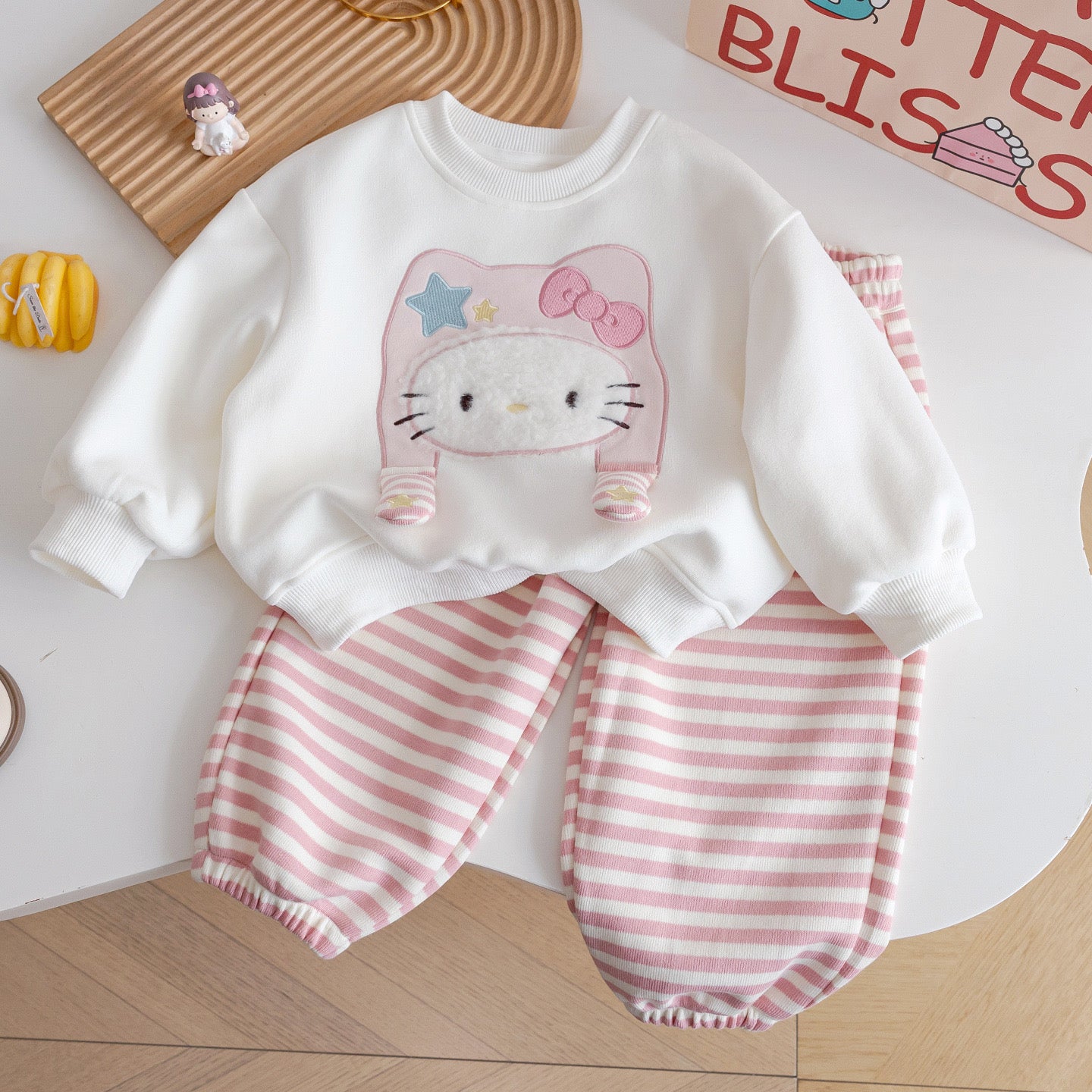 Conjunto pantalón jogger a rayas con abrigo detalle de hello Kitty