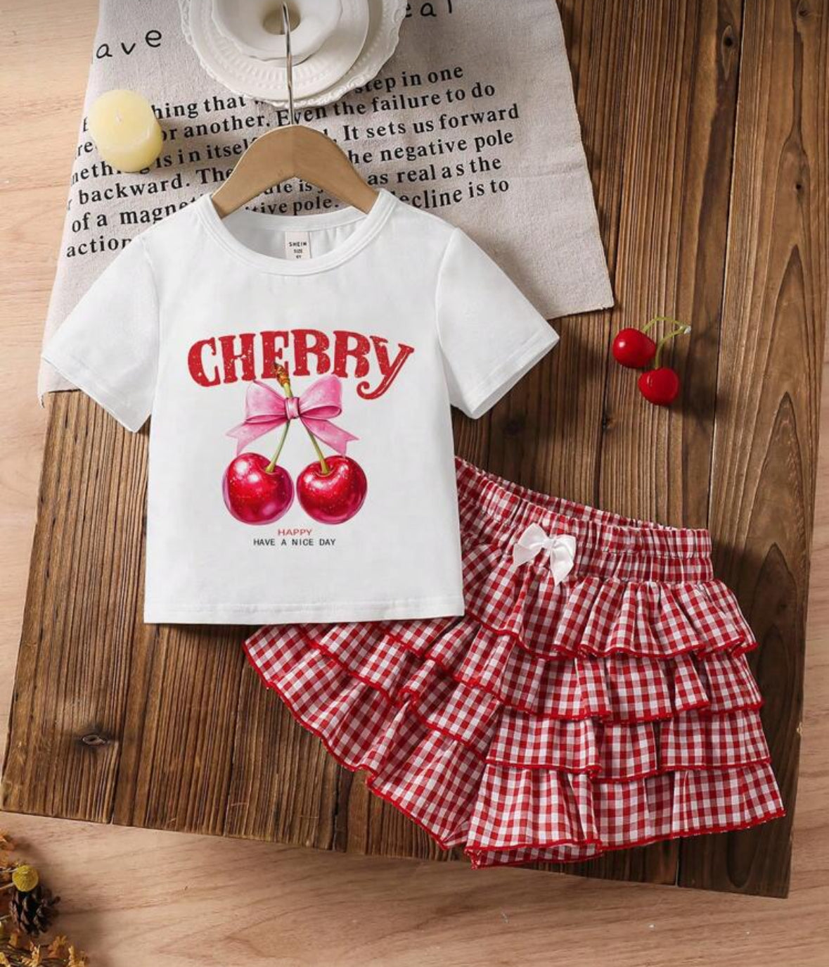 Conjunto short a cuadros rojo y blanco con remera detalle de cereza