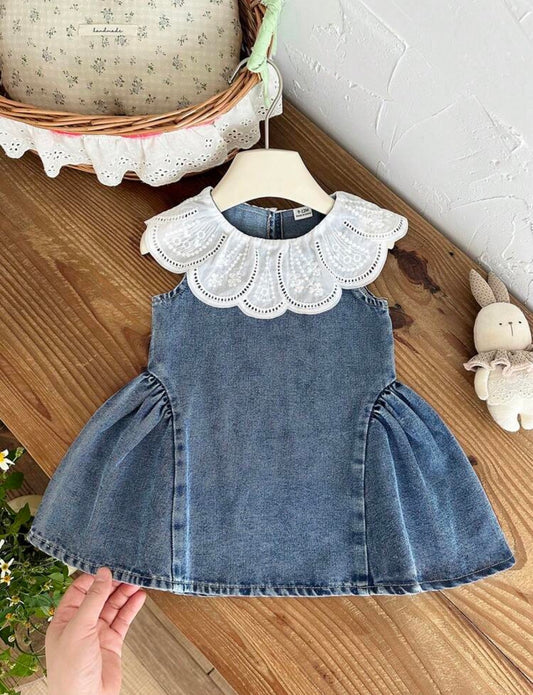 Vestido casual de jeans azul con detalle de cuello vintage corte en tendencia en la falda