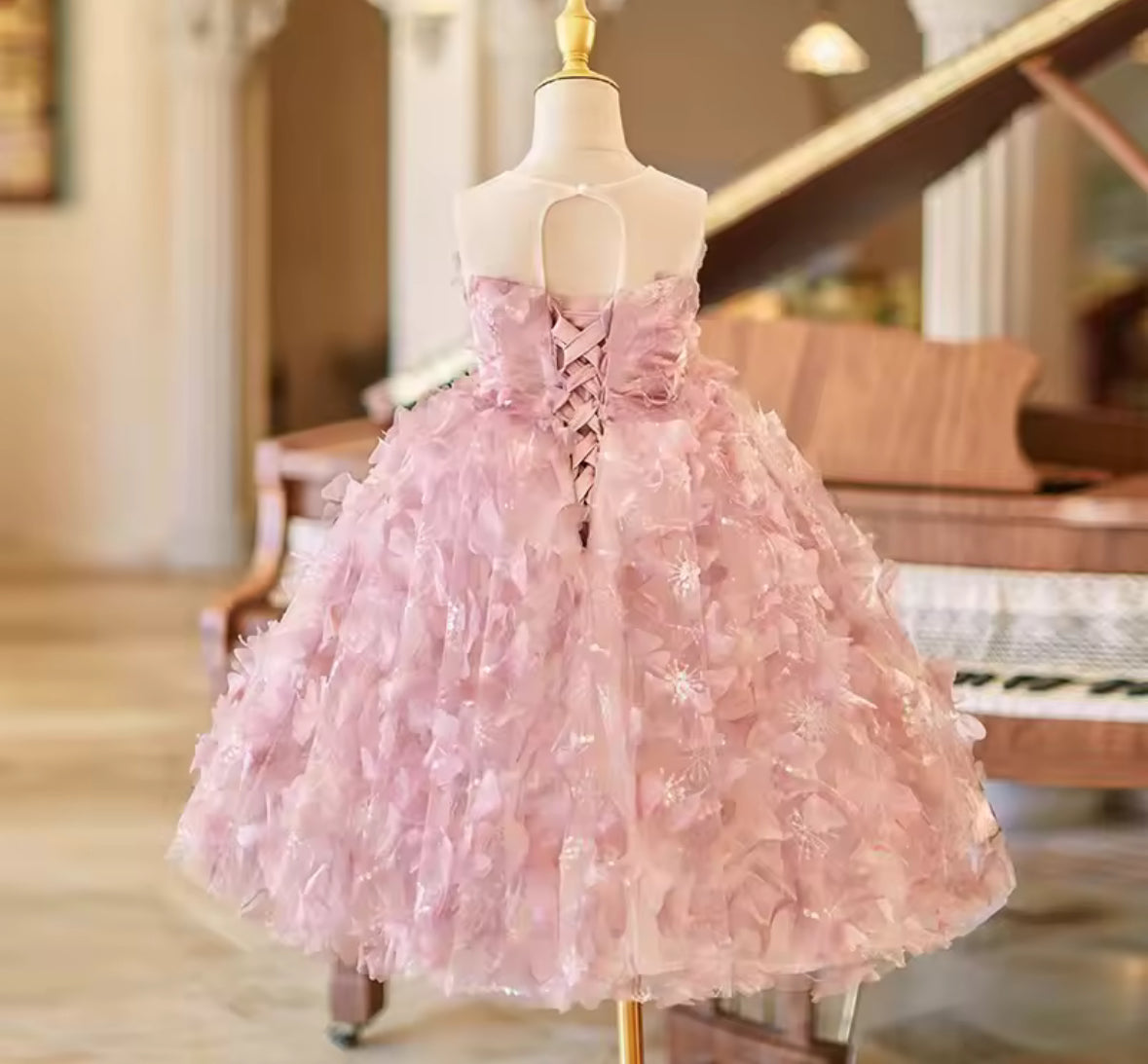 Vestido elegante rosa premiun , detalles de flores 3D brillo y corset