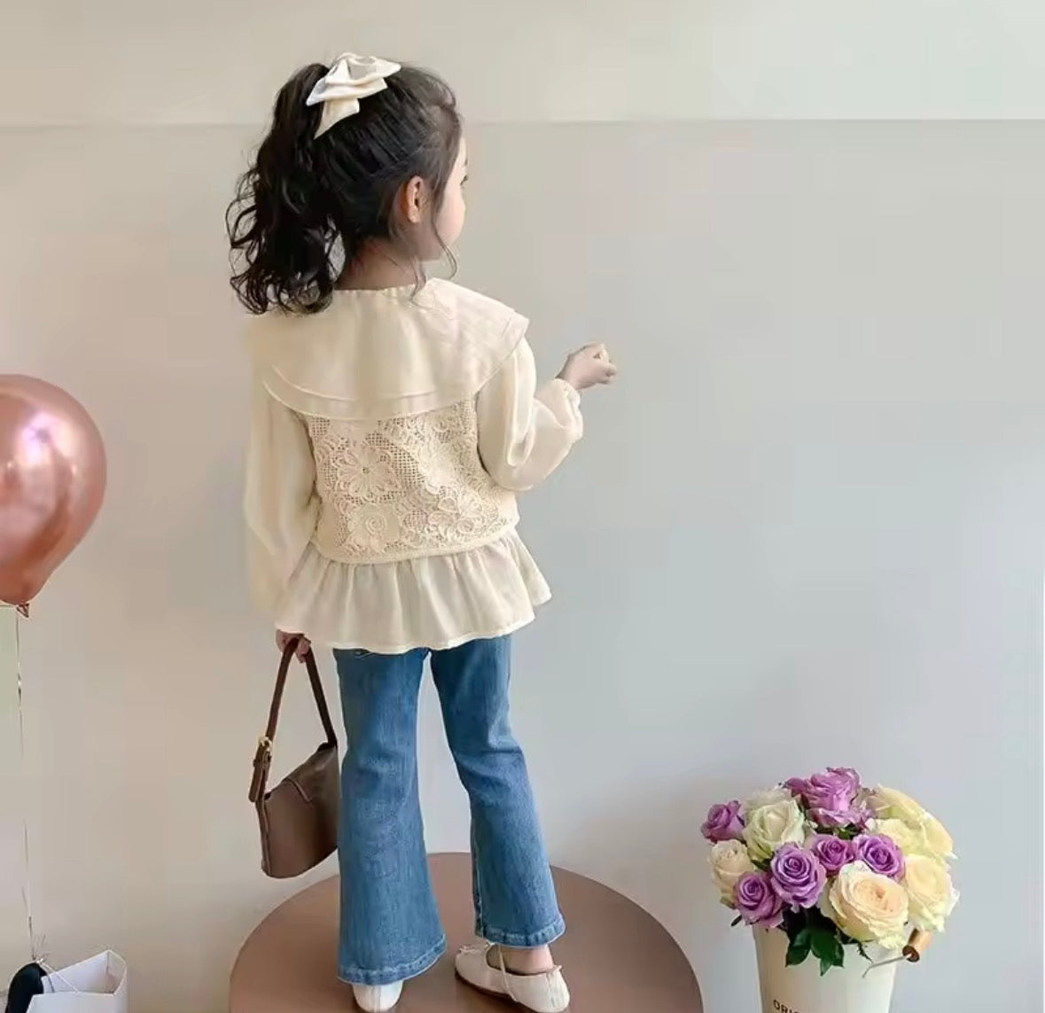 Conjunto pantalón de jeans con blusa mangas largas que simula tener un chaleco encima en tono beige