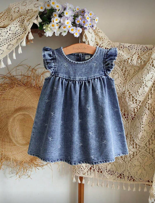 Vestido de jeans con detalle de moñitos bordados