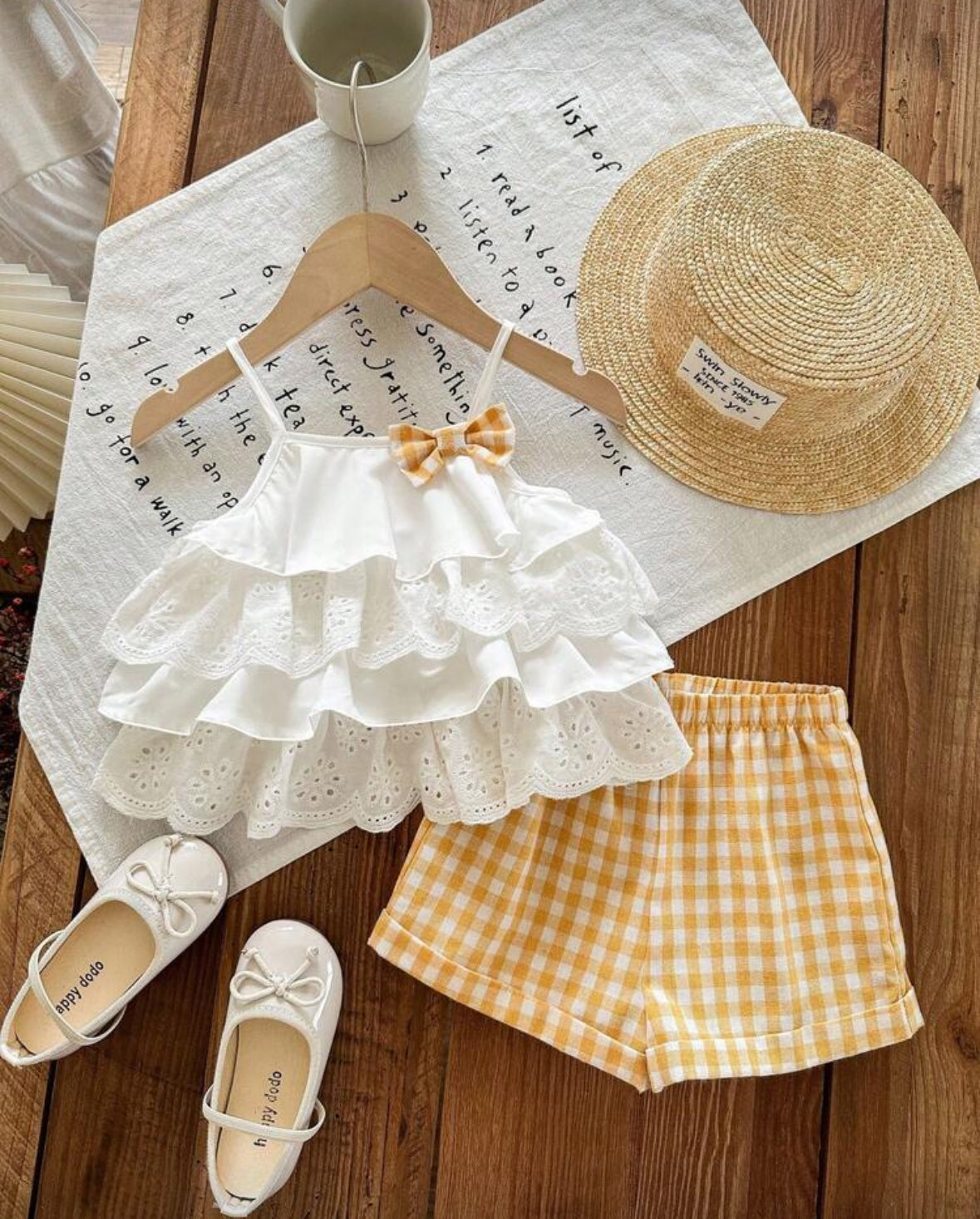 Conjunto short a cuadros amarillo con blusa blanca detalles en broderie para bebé de 1 a 3 años