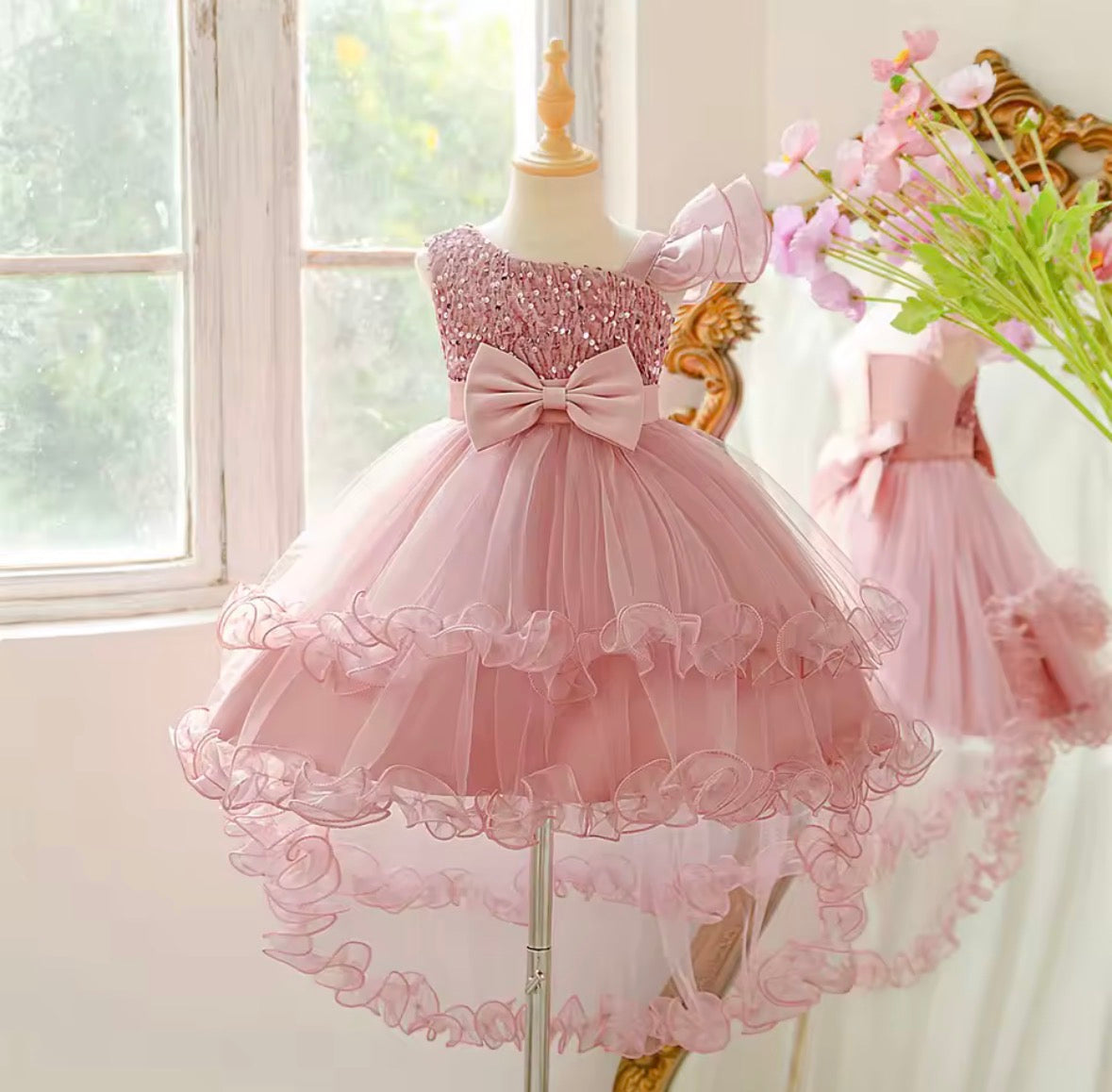 Vestido elegante color rosa vieja detalles de lentejuelas y moño en el pecho y cola larga