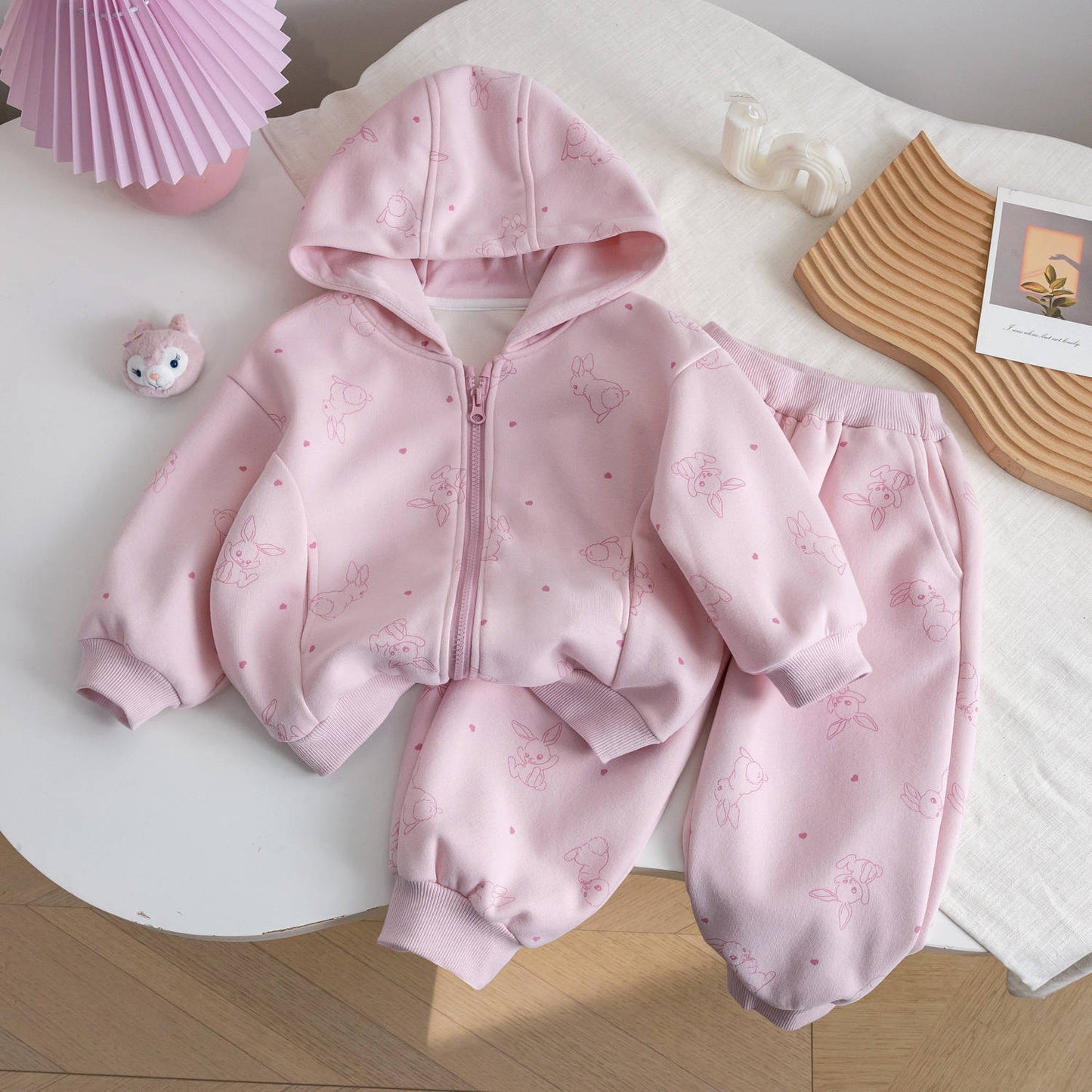 Conjunto rosa de jogger y abrigo con gorra detalle de conejitos