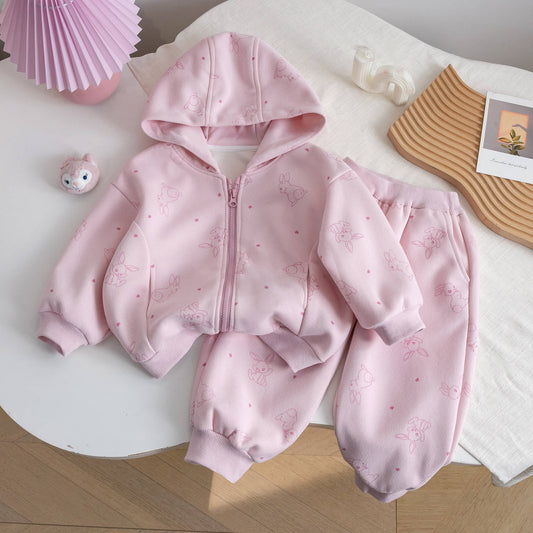 Conjunto rosa de jogger y abrigo con gorra detalle de conejitos